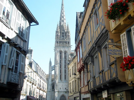Quimper - Rue Kéréon - Vue sur la Cathédrale Saint Corentin Quimper - Rue Kéréon - Vue sur la Cathédrale Saint Corentin