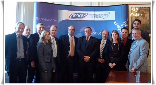 Photo de la Commission Tourisme « FNTV-SNET » dans les locaux du SNAV en compagnie de Michel SEYT, Président de la Commission Tourisme et de Georges COLSON, Président du SNAV.