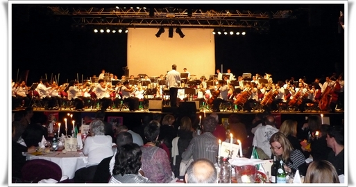 L'Orchestre symphonique des jeunes de Vera Crux (Mexique), avec une centaine de musiciens sur scène, a donné un relief tout particulier à la grande soirée du Salon (cliquer pour agrandir)