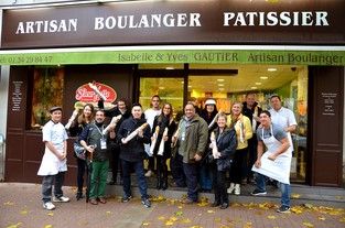 Photo OT ROissy. La délégation invitée à la 4e edition du FMH visite la Boulangerie Gauthier lors d'une journée découverte du Village