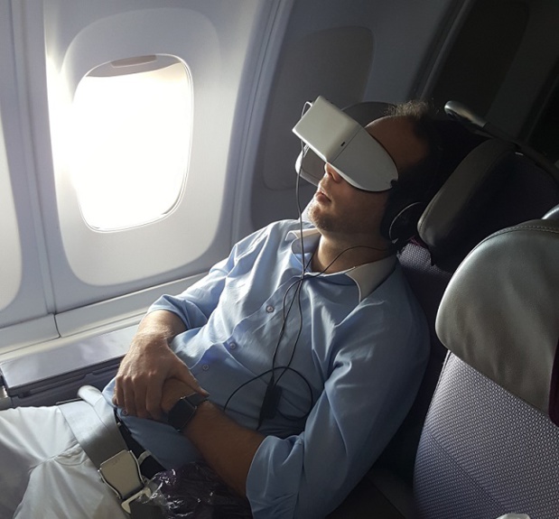 Un passager de Corsair en train de regarder un film immersif - Photo Corsair Skylight