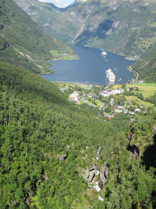 Tout en bas, au fond du fjord, notre Costa Favolosa paraît tout petit. Photo MS.