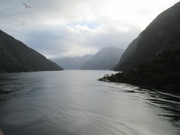Dans le fjord Geiranger. Alors que le jour tarde à se lever le paysage est fantasmagorique. Le Coste Favolosa glisse, silencieux, dans les méandres de cette étroite vallée marine. Photo MS.