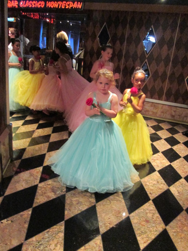 A bord les petites filles deviennent princesse d'un soir. Photo MS.