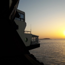 Le soleil se lève sur l’île de Gorée. Au premier plan, le restaurant de l’hôtel Lagon - DR : M.S.