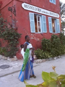 Elle prend le bac tous les jours pour  vendre des colliers de pacotille aux nombreux touristes qui visitent l'île de Gorée - M.S.