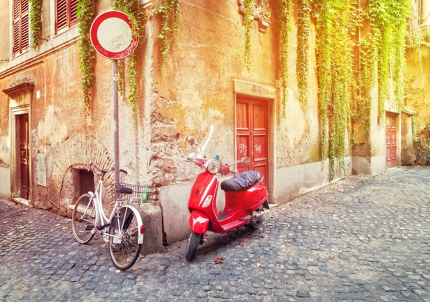 Une rue d'un vieille ville italienne avec un vélo et un fameux scooter © neirfy - Fotolia.com