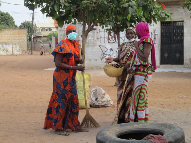 La route de Saint-Louis traverse des villages où les femmes veillent. Ici, elles nettoient, elles balaient - DR : M.S.