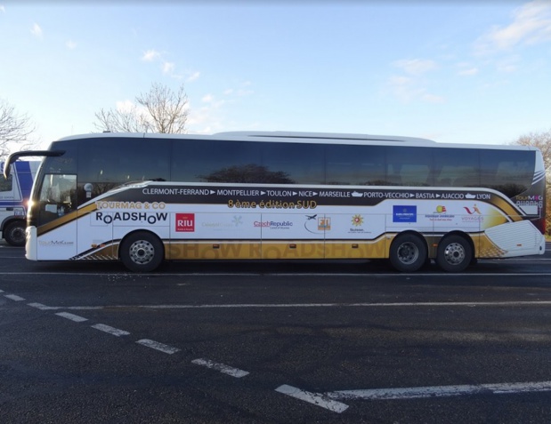 Les 8 partenaires ont embarqué à bord de l'autocar de Voyages Internationaux pour une nouvelle tournée à la rencontre des agents de voyages. - Photo LF