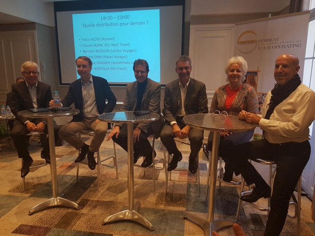 Michel Dinh (Havas Voyages), Olivier Kervella (NG Travel), Bernard Boisson (Leclerc Voyages), Folco Aloisi (Karavel), Martine Granier (Vente-privee), Claude Blanc (Travel & Co) lors de la table ronde organisée au Forum du SETO - Photo CE