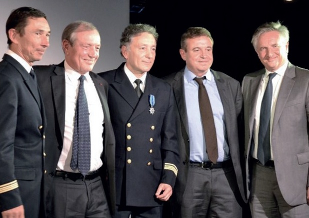 De gauche à droite : le commandant Genevaz, Francis Vallat, président d’honneur du cluster maritime et de l’Institut Français de la Mer, le commandant Garcia, François Vielfaure, directeur d’exploitation de Ponant et Jean-Emmanuel Sauvée, président de Ponant - DR : Ponant