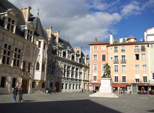 Cœur historique de la ville, la place Saint-André - dite aussi « place du Trib » - rassemble les symboles de pouvoir de l’ancienne province du Dauphiné - DR : J.-F.R.