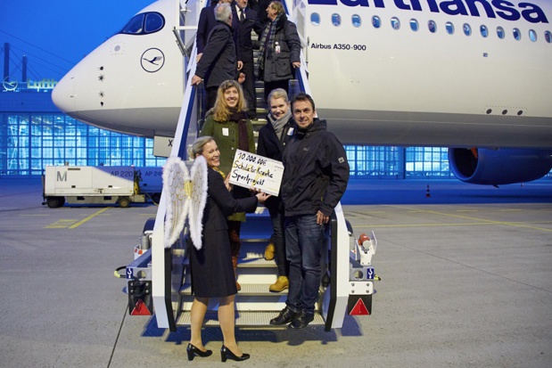 L’ange de Noël de Lufthansa, Anja Oskoui, transmet le chèque aux représentants de l’orphelinat de Munich. De gauche à droite : Kathrin Krist, gestionnaire de l’orphelinat, Daniel Fritsch, chef de division des nouveaux bâtiments et des enfants réfugiés et Martina Chaborski, coordinatrice des dons - Photo : Lufthansa