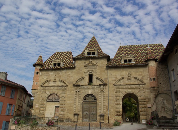 Au 12e s. débuta la construction des bâtiments de l'abbaye de Saint-Antoine-l’Abbaye - DR : J.-F.R.