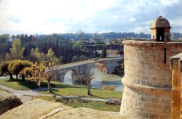 Sur la colline dominant les eaux roulantes du Gave d’Oloron se dressent les remparts de Navarrenx - DR : Jaume, Wikimedia Commons