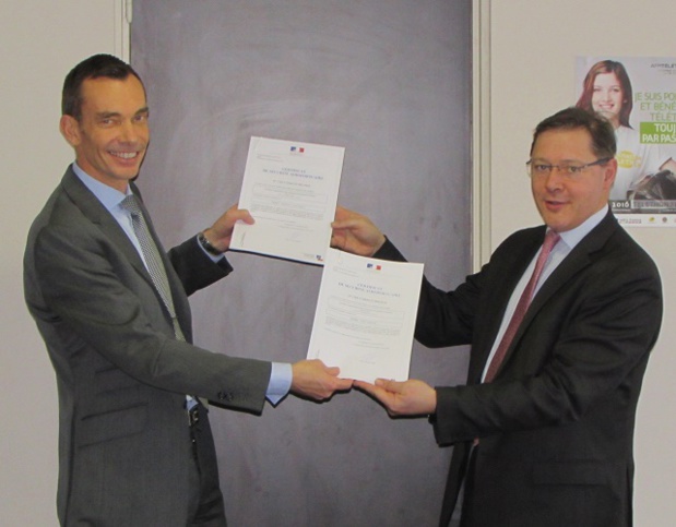 Les certificats ont été remis au directeur des deux aéroports le 4 janvier 2017 - Photo DR Les certificats ont été remis au directeur des deux aéroports le 4 janvier 2017 - Photo DR