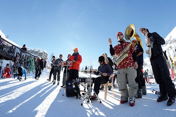 Skis au pied ou en après ski, le festival se vit sur tous les tempos, en extérieur comme en intérieur @Gil Deluermoz