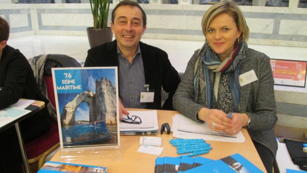 Meilleur dossier de presse général remis à la Seine-Maritime par Hachette Tourisme. Ici, Estelle Clabaux, responsable Pôle Presse, Événementiel et Commercialisation de Seine-Maritime Tourisme et Eric Talbot, attaché de presse - Photo : M.S.