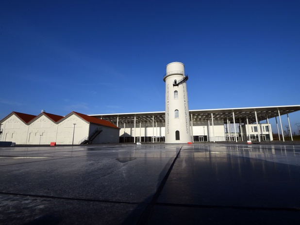 Le bâtiment, à l’architecture singulière, intègre le château d’eau et la centrale électrique de l’ancien site industriel de Vallourec - © François Lo Presti / Valenciennes Métropole