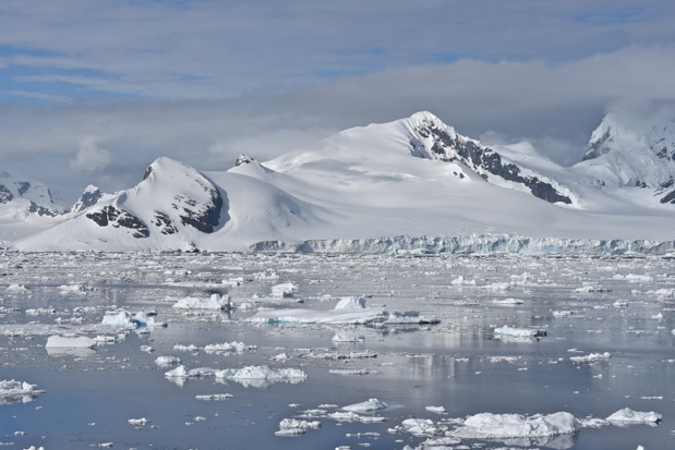 Avec douceur, le navire vogue au plus près de ces cathédrales de glace - DR : C. Pérot Avec douceur, le navire vogue au plus près de ces cathédrales de glace - DR : C. Pérot
