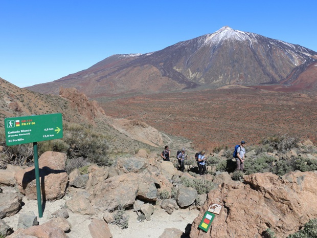 A mesure que le GR 131 grimpe le rebord de la caldeira, le panorama s’élargit sur la plaine de rocaille, la végétation rase, le volcan gris aux pentes ravinées… - DR : J.-F.R.