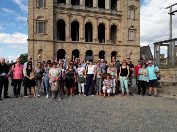 Les participants de la convention LEV Auvergne, Rhône-Alpes, Bourgogne et Franche-Comté devant le « Palais de la Reine ». Principal monument d’Antananarivo il  fut la demeure officielle des souverains de Madagascar au XIXe siècle - Photo : M.S.