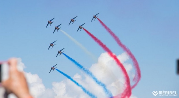 La Patrouille de France prend part à AÉROSNOW 2017 à Méribel