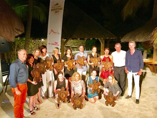 Chantal Bachelard (Courtine Voyages), entourée des participants à la Beachcomber Aventure 2017, repart avec le trophée de la Tortue, symbole de sa victoire - DR : JDL