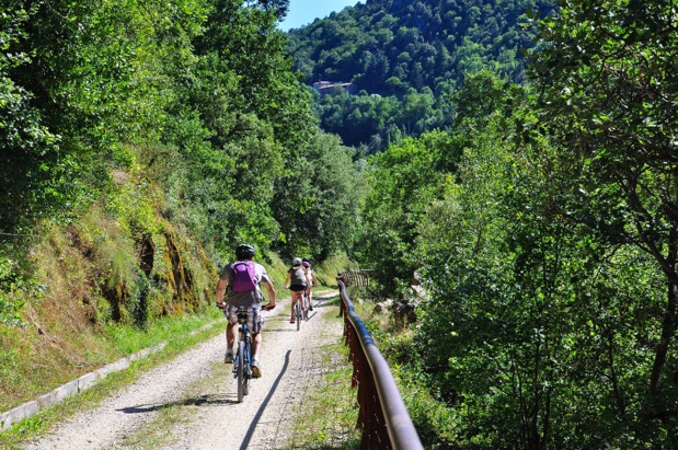 Avec la ViaRhona et près de 400 km d’itinéraires aménagés dans toute l’Ardèche, le département est devenu une véritable destination vélo pour les passionnés et les amateurs - DR : A. Renaud Goud, ADT07, Dolce via
