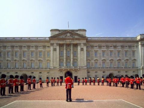 Buckingham Palace. La demeure Royale ouvrira  ses portes au public du 5 août au 24 septembre 2017, une occasion unique de découvrir les fastes du royaume et les Royal Gifts. Photo VisitBritain.