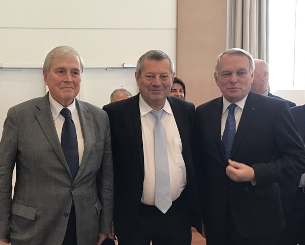Michel Veunac, Maire de Biarritz, Roland Heguy président de l'UMIH, Jean-Marc Ayrault, ministre des Affaires étrangères - Photo UMIH Michel Veunac, Maire de Biarritz, Roland Heguy président de l'UMIH, Jean-Marc Ayrault, ministre des Affaires étrangères - Photo UMIH