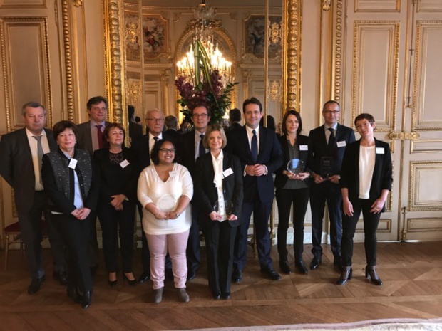 Matthias Fekl entouré par Christian Manteï et les lauréats du Mooc. Photo DG