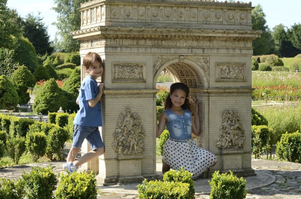 Le parc France Miniature expose des répliques des monuments de France - Photo : ©JLBELLURGET