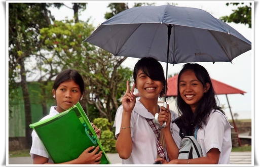 Le Philippin est jeune (50% de la population a moins de 20 ans) et joyeux. Aux invasions et coups d'état, il opposera son sempiternel optimisme et sa joie de vivre.