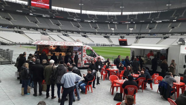 Au salon Eluceo, pause food truck au bord de la pelouse du Stade de France - Photo : M.S.