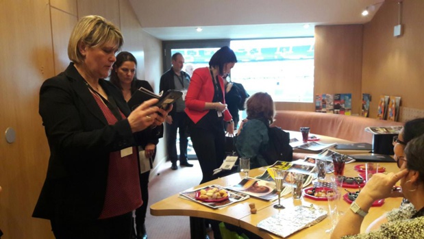 Au premier plan, Florence de Koninck-Jousset, directrice d'"Art du Voyage" dans sa loge ouverte sur le stade - Photo : M.S.