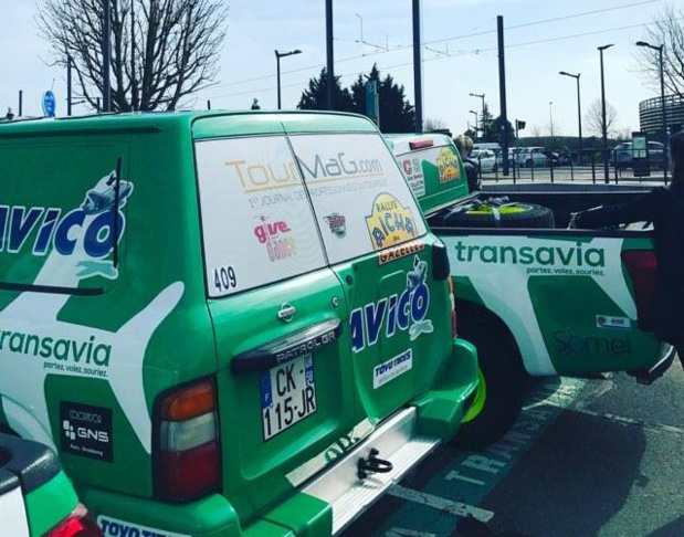 Les véhicules sponsorisés par Transavia. A gauche, le 4x4 soutenu par TourMaG.com - Photo AM Les véhicules sponsorisés par Transavia. A gauche, le 4x4 soutenu par TourMaG.com - Photo AM