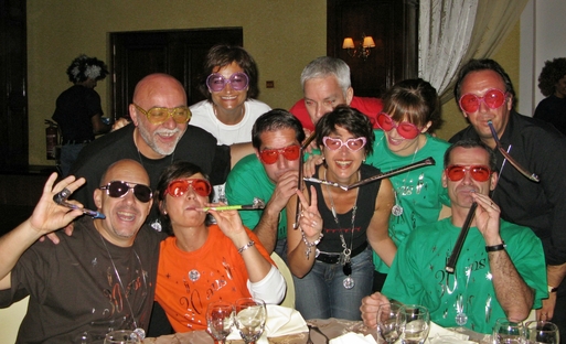 Les joyeux lurons de la soirée Avis... cotillons et ambiance garantie ! Les joyeux lurons de la soirée Avis... cotillons et ambiance garantie !
