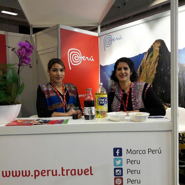 Première participation à SalonsCE de l'OT du Pérou. Maria Elena Coruest du Bureau commercial du Pérou en France (à droite) et son assistante Karla Yncio. Photo MS.
