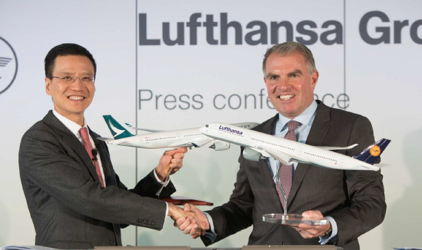 Ivan Chu, Directeur de Cathay Pacific, et Carsten Spohr, Président du Conseil d'Administration et Président Directeur Général du groupe Lufthansa, ont signé une nouvelle convention de coopération lors de la conférence de presse de ce jour à Francfort en Allemagne - Photo : Cathay Pacific/Lufthansa