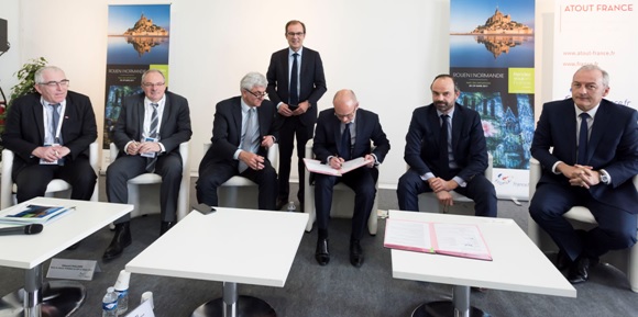 De gauche à droite :Jean-Philippe Dupont, Directeur régional Paris Saint-Lazare et Normandie pour la SNCF, Jean-François CHIRON, Directeur-général adjoint de Transdev, Hervé MORIN, Président de la région Normandie, Christian MANTEI, Directeur Général d’Atout France, Jean-François BURES, Président de Seine Maritime Attractivité, Edouard PHILIPPE, Maire du Havre, Président du GIP Le Havre 2017, Christophe MATHIEU, Président du directoire de Brittany Ferries