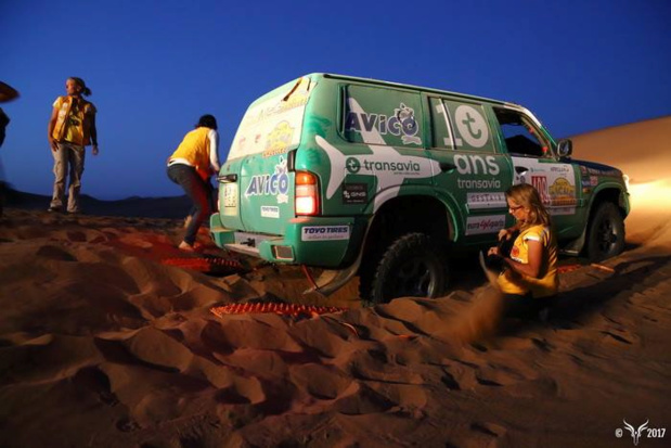 Armelle et Caroline doivent sortir la voiture du sable - Photo Rallye Aïcha des Gazelles