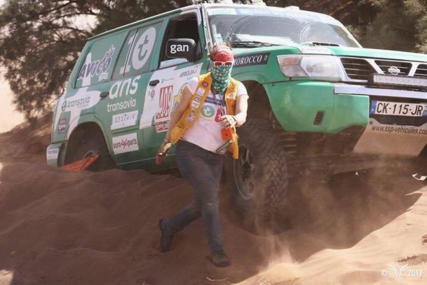 Armelle et Caroline doivent sortir la voiture du sable - Photo Rallye Aïcha des Gazelles