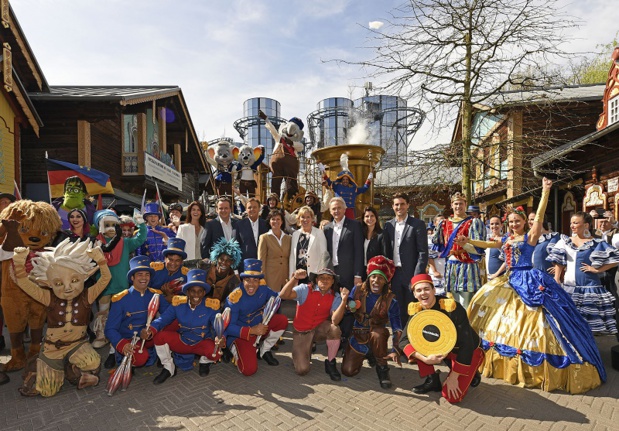 La famille Mack propriétaire d'Europa-Park se réjouit avec les artistes de la "Ed's Party Parade" de l'ouverture de la saison 2017.