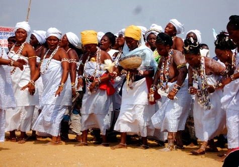A Grand Popo le groupe Vodoun des initiées à la déesse de la mer Yémanja A Grand Popo le groupe Vodoun des initiées à la déesse de la mer Yémanja