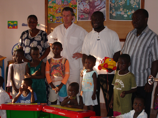 A Cotonou Olivier Théry rencontre Florent Koudoro directeur d'un orphelinat à qui Chemins de sable reverse une participation solidaire