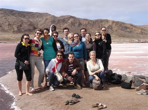 Le groupe Heliades devant les salines de Pedra Lume à Sal