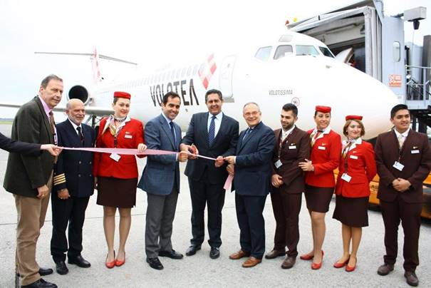 Carlos Muñoz, président de Volotea et les autorités locales de Gênes ont assisté à l’inauguration de la base à l’aéroport Christophe Colomb - DR : Volotea