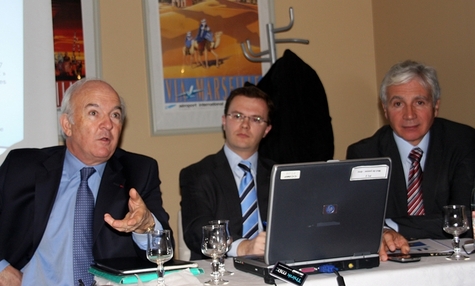 Gche à dte - J.-F. Bigay, président de l'Aéroport entouré de Julien Boullay, responsable Marketing et Pierre Régis, directeur général Gche à dte - J.-F. Bigay, président de l'Aéroport entouré de Julien Boullay, responsable Marketing et Pierre Régis, directeur général