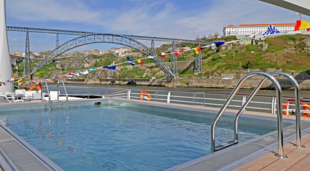 Sur le pont soleil, une superbe piscine de 24 mètres carrés est installée - DR : L.M.